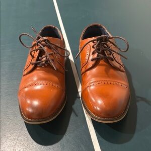 Brown Leather Oxford Shoes with Lace-Up Design